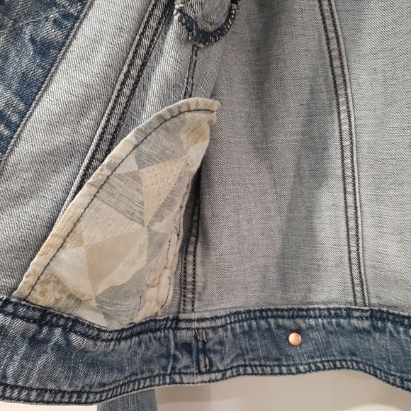 American Eagle Cropped Denim Jacket - Picture 5 of 7